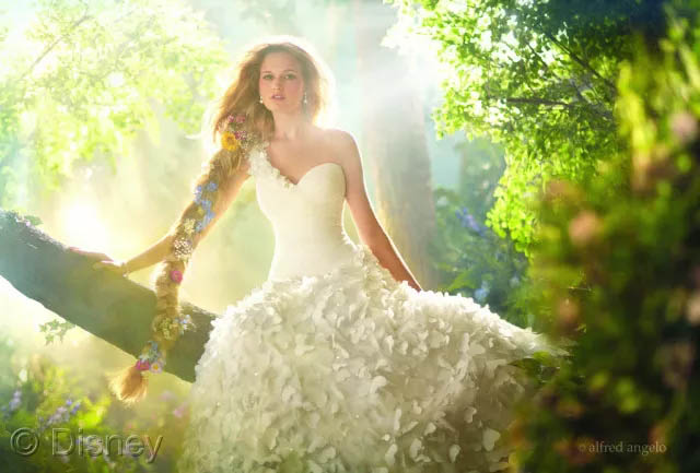 假若將玻璃鋼船艇比喻成一位女生，那么膠衣就是她華美的衣裳！